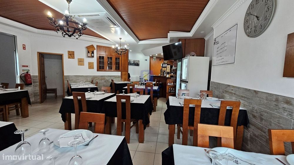 Restaurante Bem Localizado, com Esplanada e Carteira de Clientes Estab