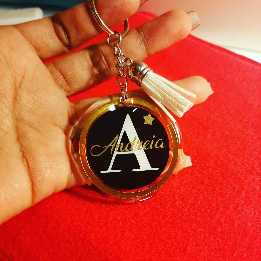 Chaveiro com borla / nome e inicial / presente perfeito