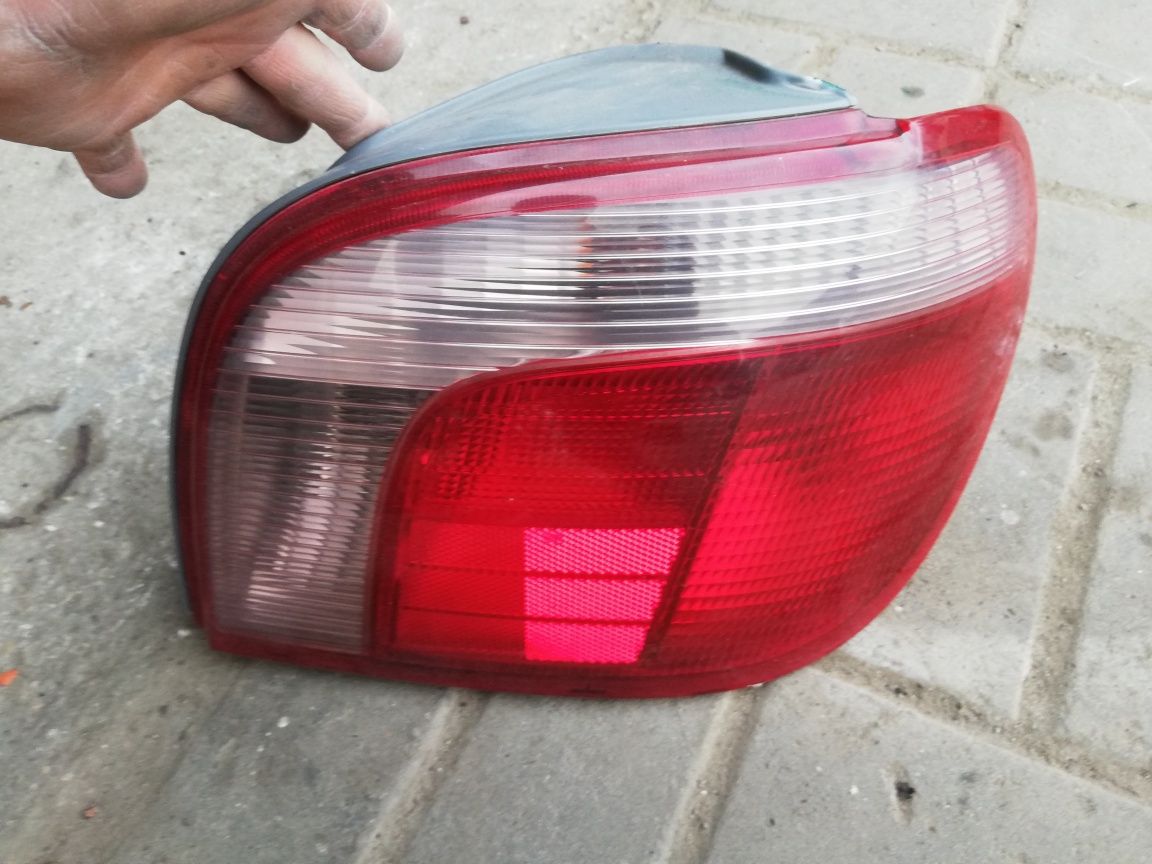 Toyota Yaris 2000r 1.0 lampa tylna prawa