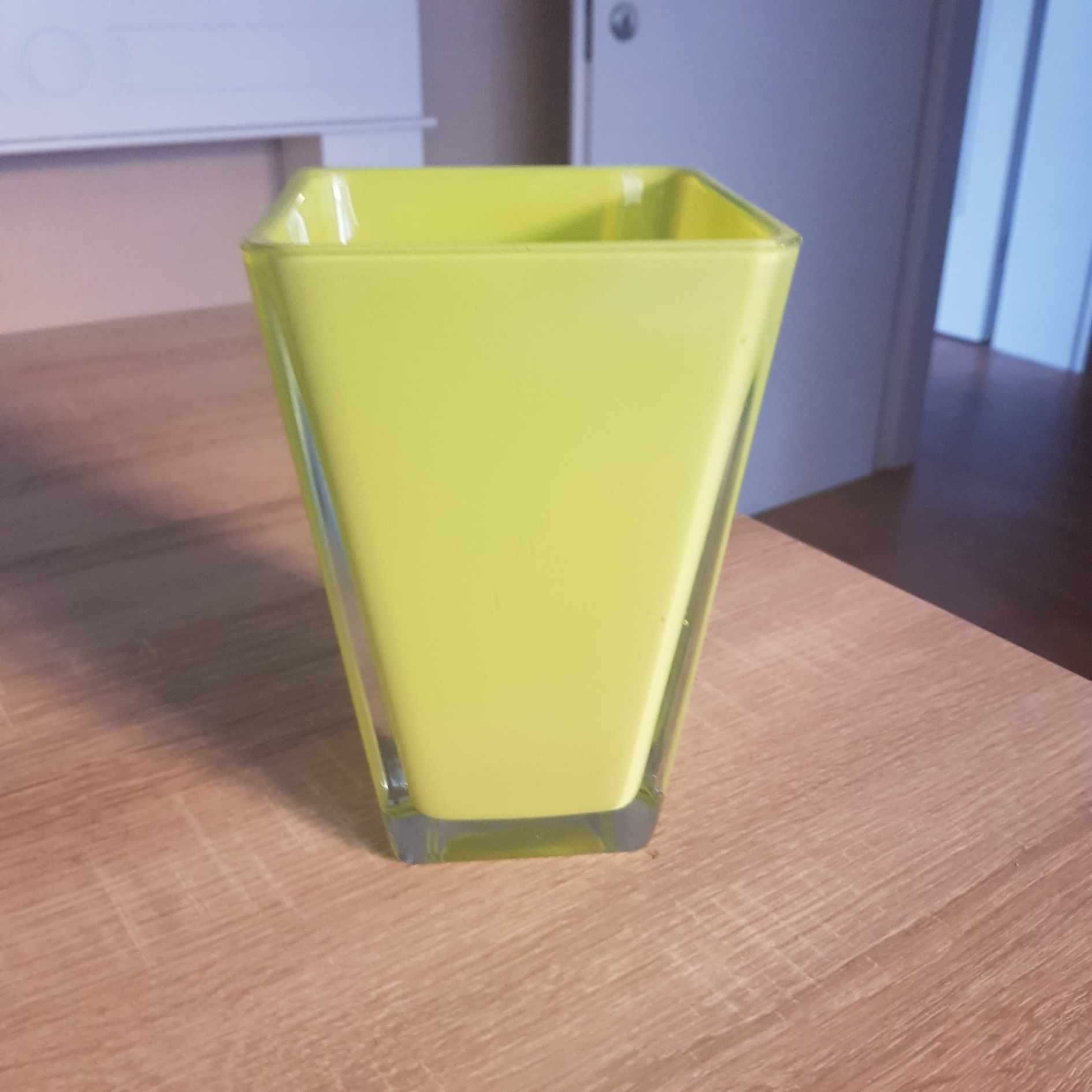 Wazon z zielonego szkła plus dekoracja