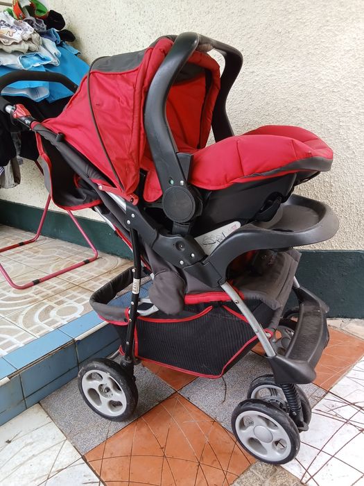 Carro de bebê com ovo