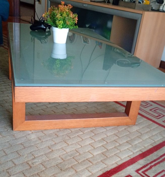 Mesa de centro c/ tampo de vidro