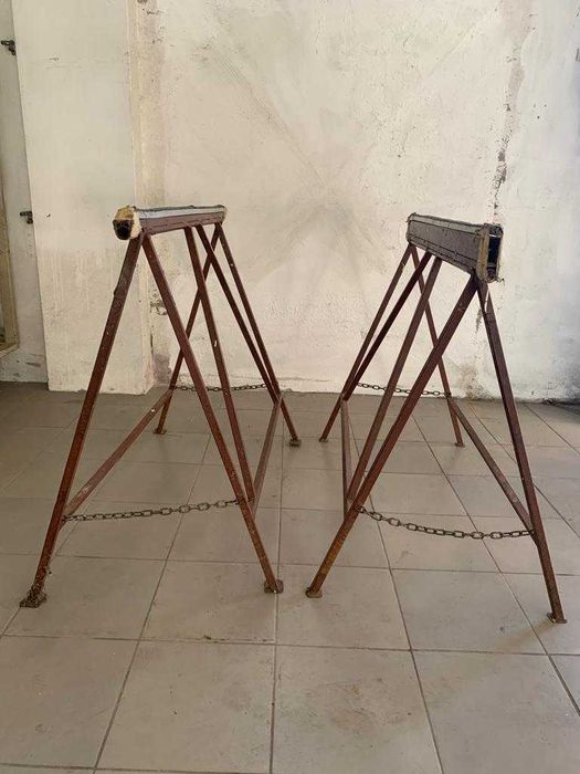 Cavaletes em ferro para apoio de materiais