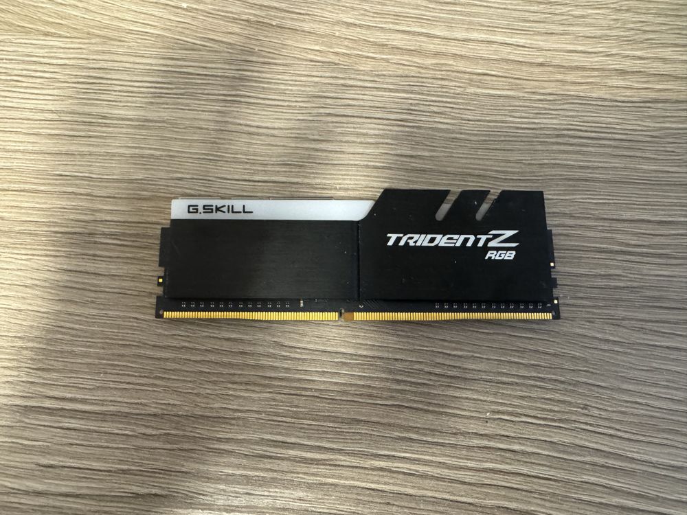 Ram GSkill Trident Z RGB 3000MHz CL16 16GB(2x8GB) częściowo uszkodzone