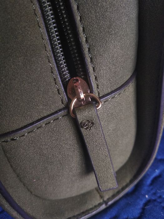 Mala pequena em cor verde tropa