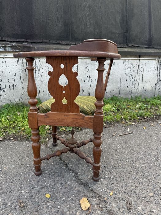 Drewniane krzesło w stylu vintage – ozdobne, solidne