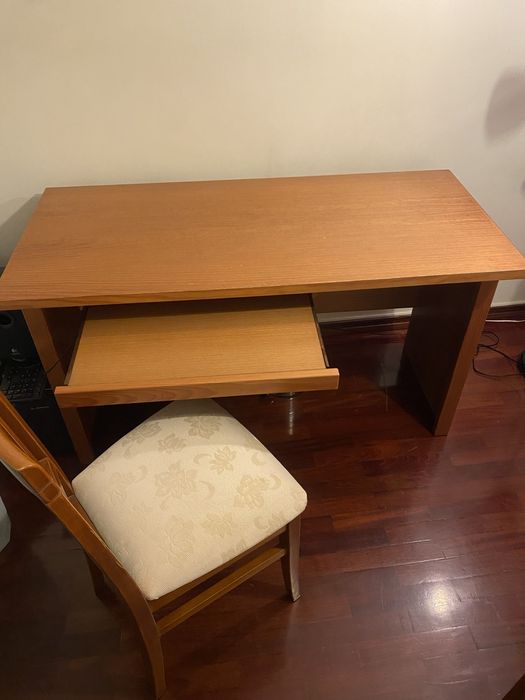 Secretária com cadeira