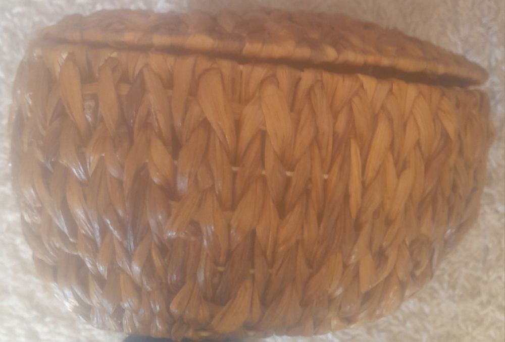 Vendo cesta com tampa de folha de bananeira em forma de coração