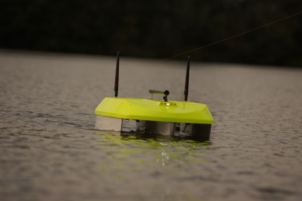 Łódka zanętowa, trimaran z GPS, autopilotem, boosterem i deeperem!
