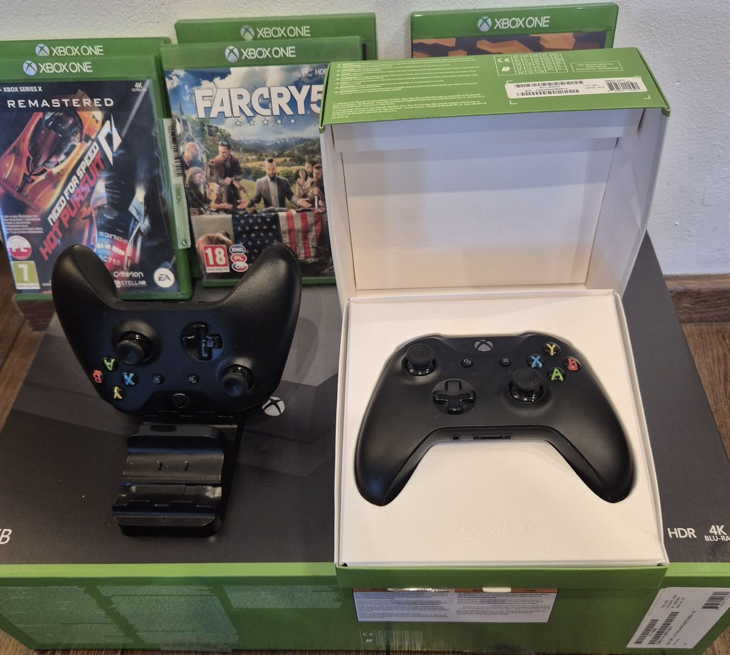 XBOX ONE X 1 TB+ 2 pady + 5 gier