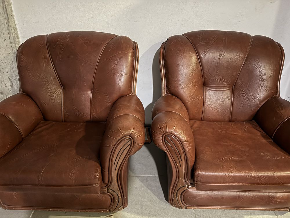 2 poltronas pele castanhas