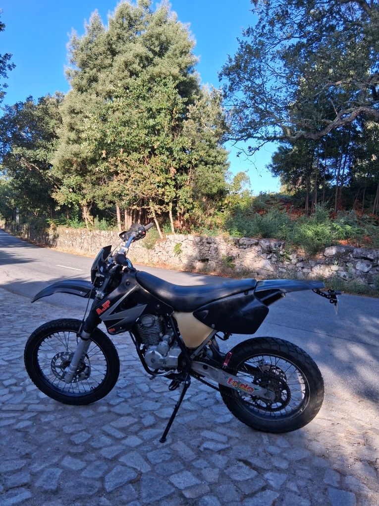 AJP 125 de 2005 com pneus mistos