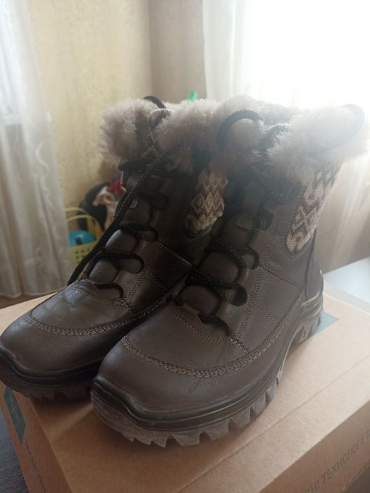 Продам зимові чоботи в стані нових