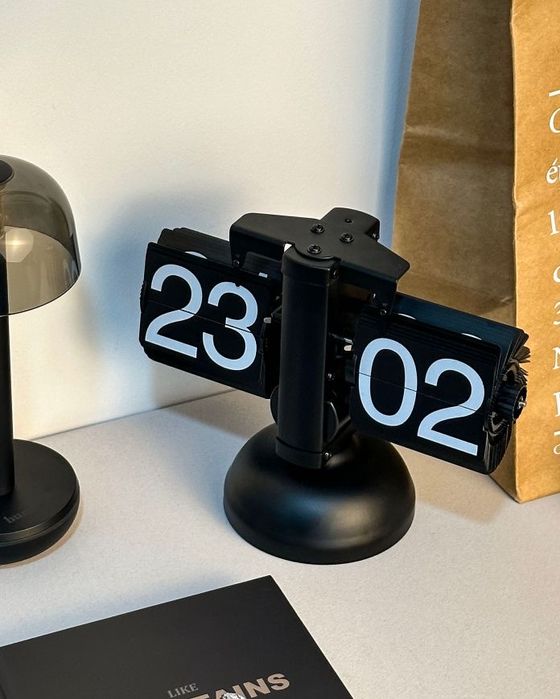 Механічний настільний годинник з перекидним механізмом подарунок