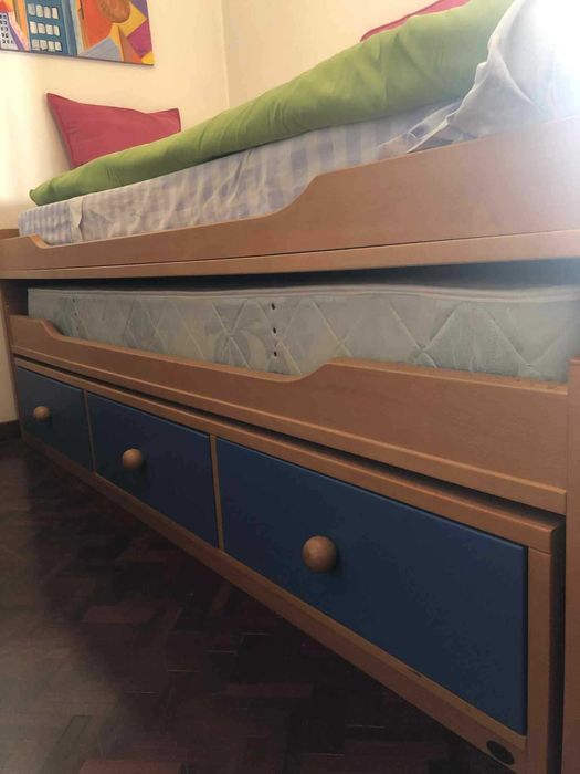 Cama individual com duplo colchão e gavetas de arrumação