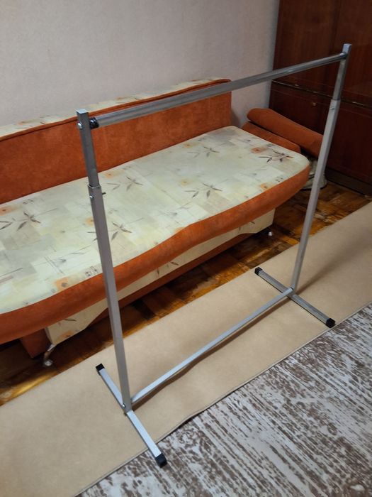 Продам металеву вішалку - стійку для одягу