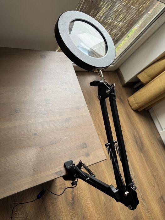 Lampa z lupą i oświetleniem LED