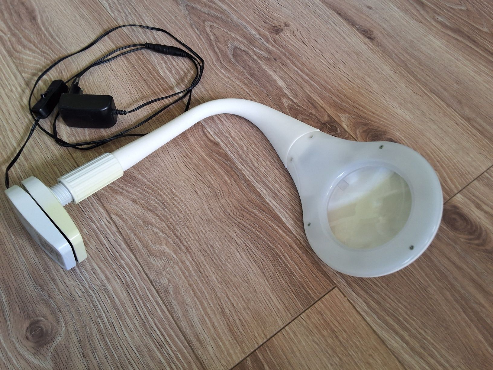 Lampka kosmetyczna Led z lupą Beauty System