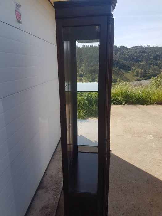 Vitrine em madeira