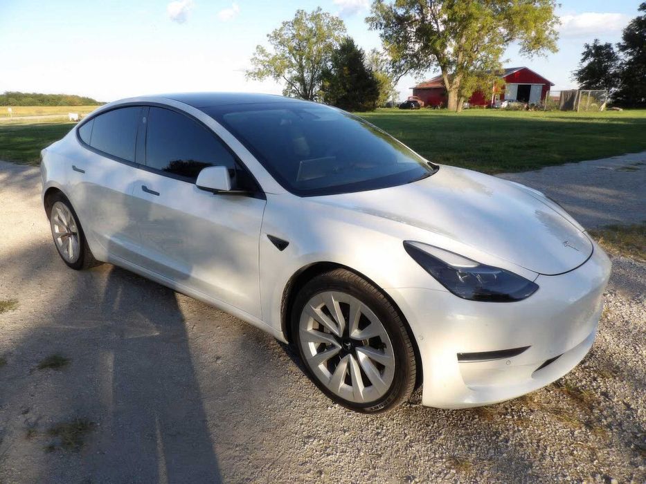 Tesla Model 3      2022