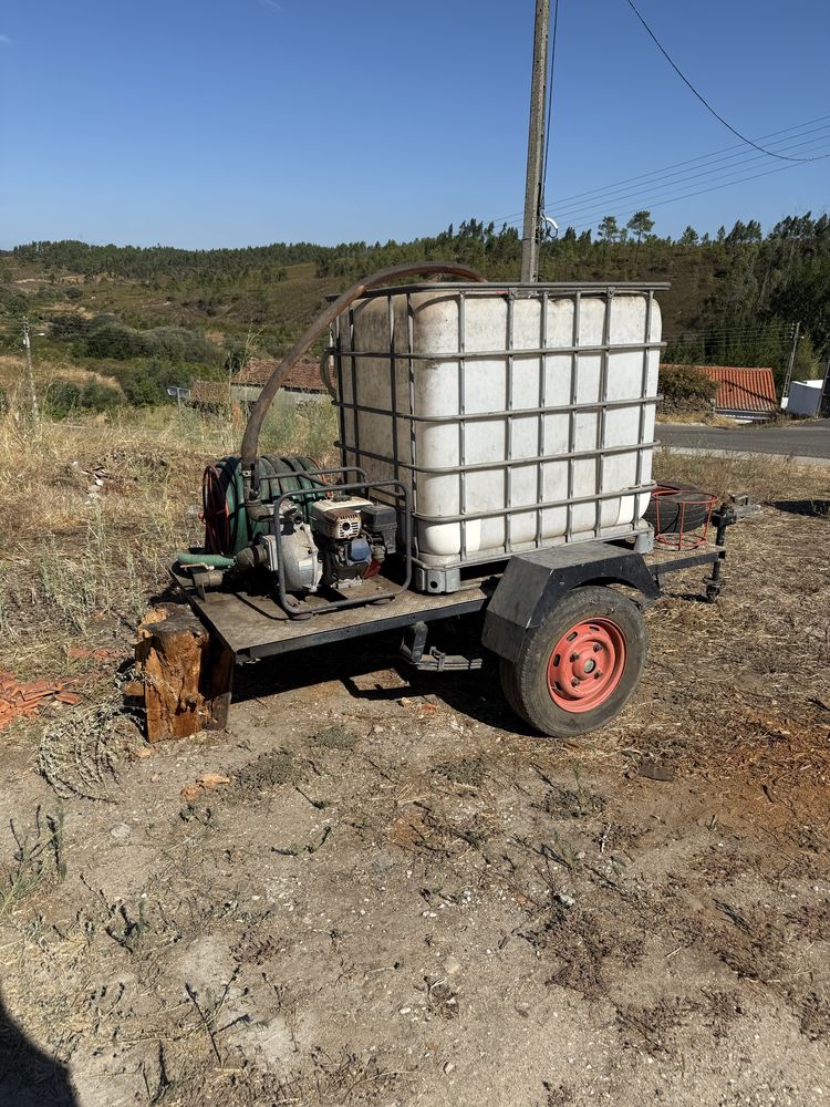 Atrelado com deposito de agua