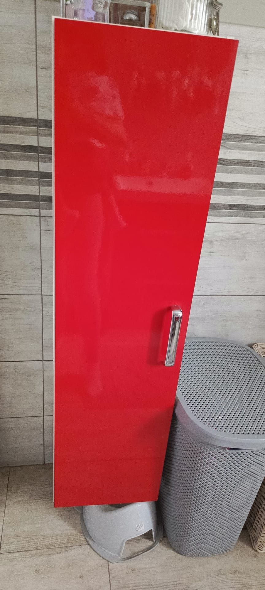 Meble łazienkowe czerwone