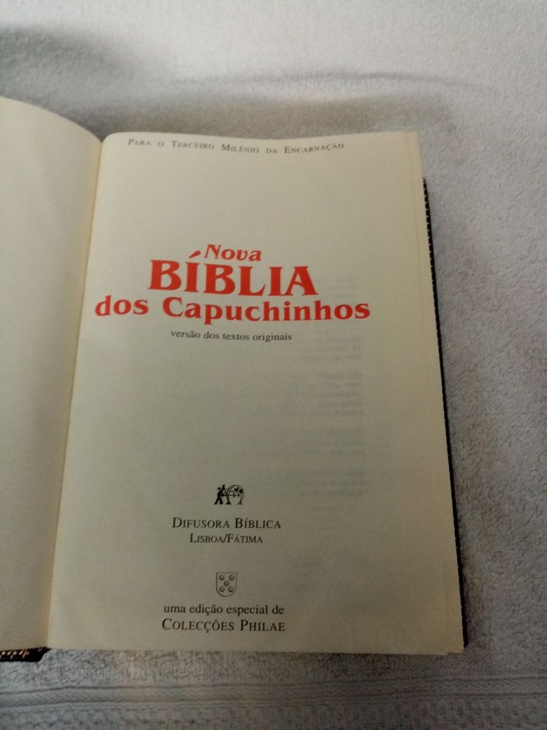 Bíblia com capa em pele
