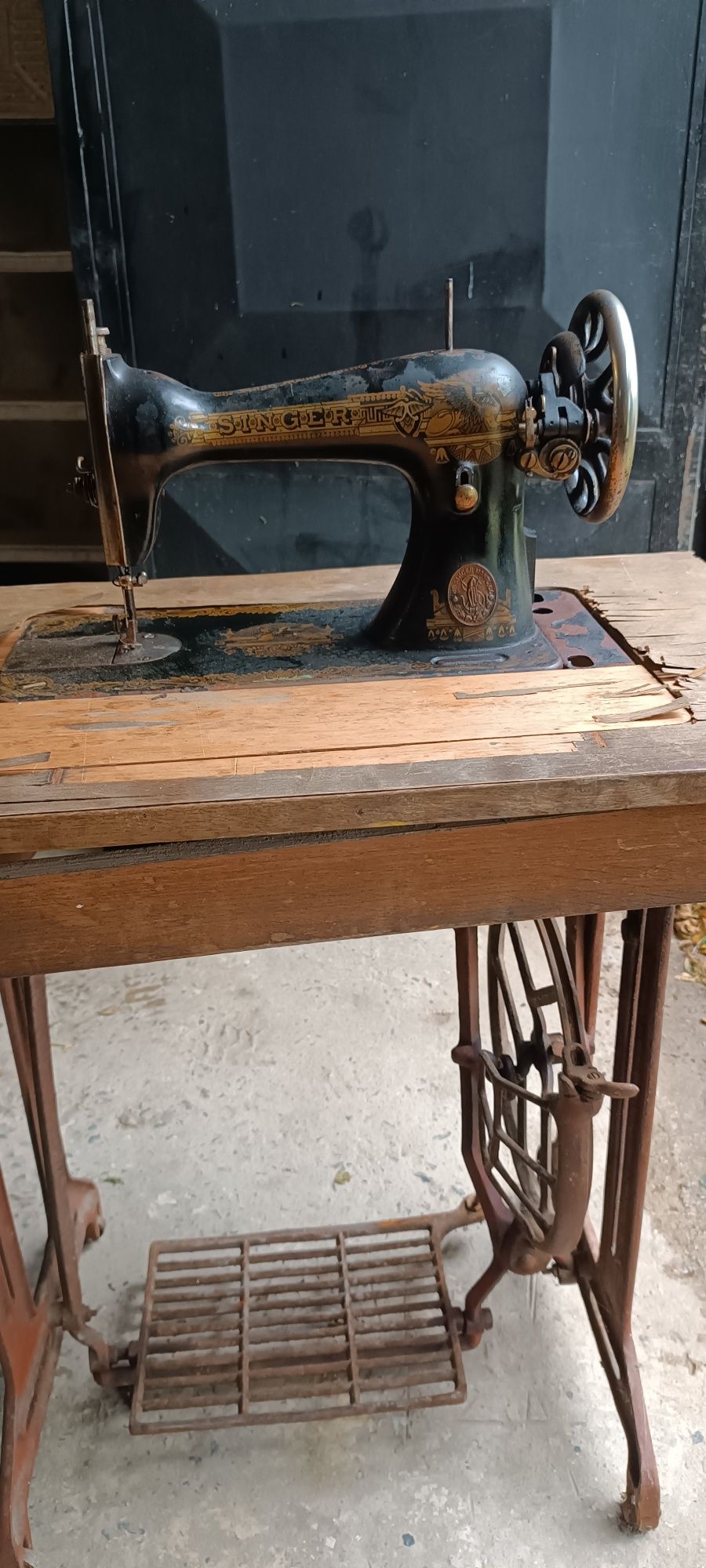 Máquina costura antiga Singer com mesa e funcional