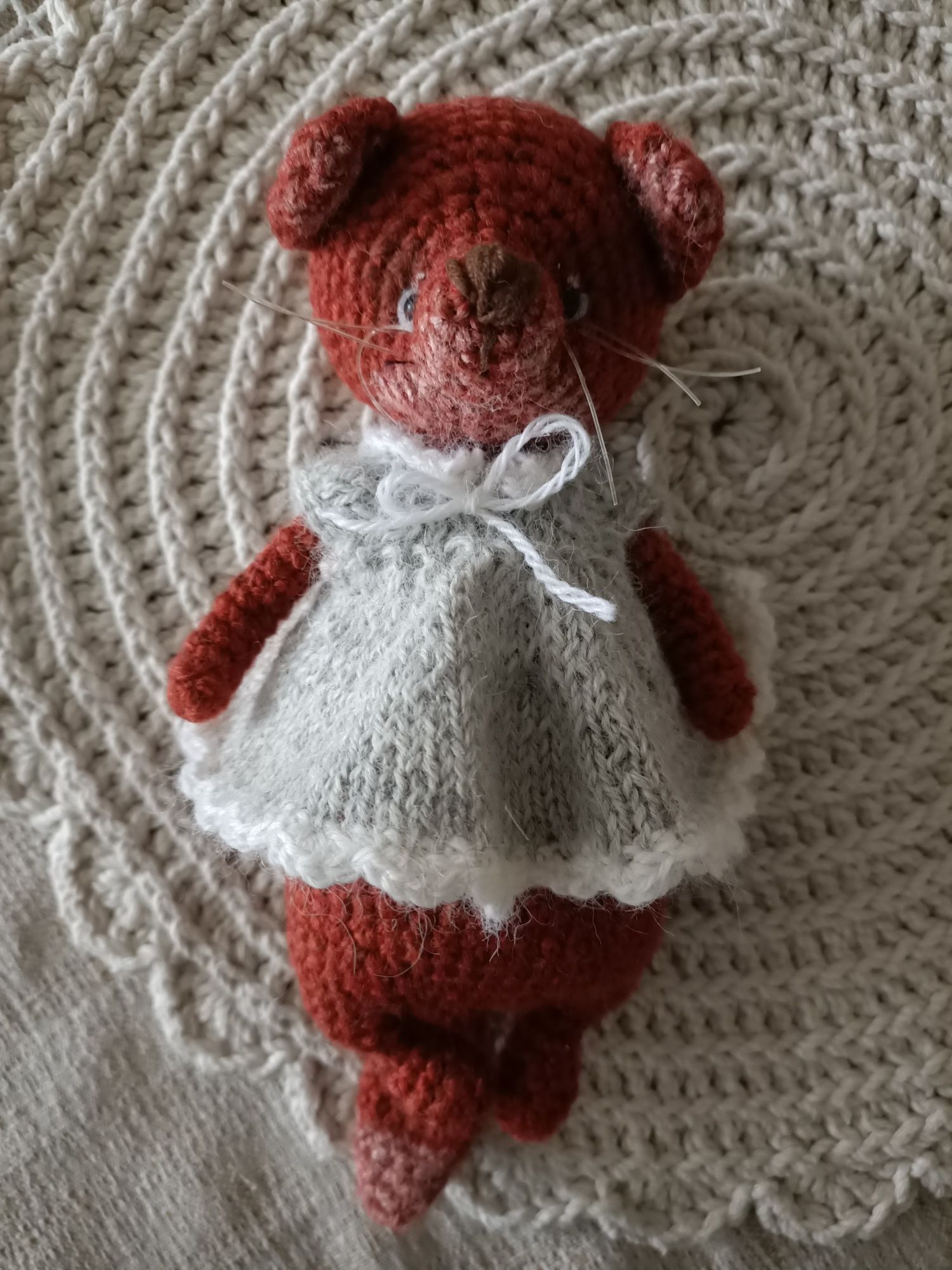 Śliczna lisiczka w sukience amigurumi