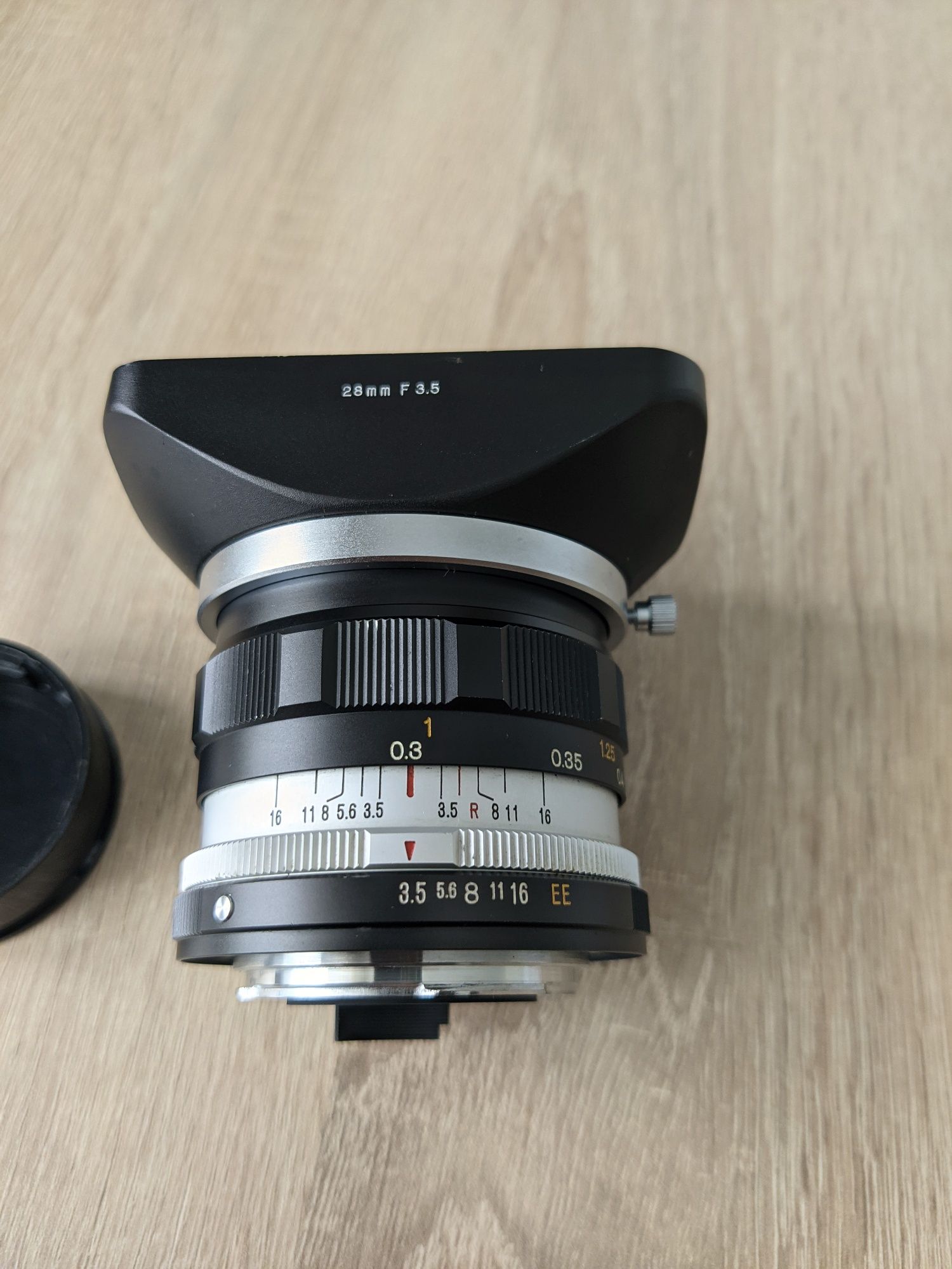 Konica Hexanon AR 28mm f/3.5 (7-el.) + adapter AR Sony E + osłona