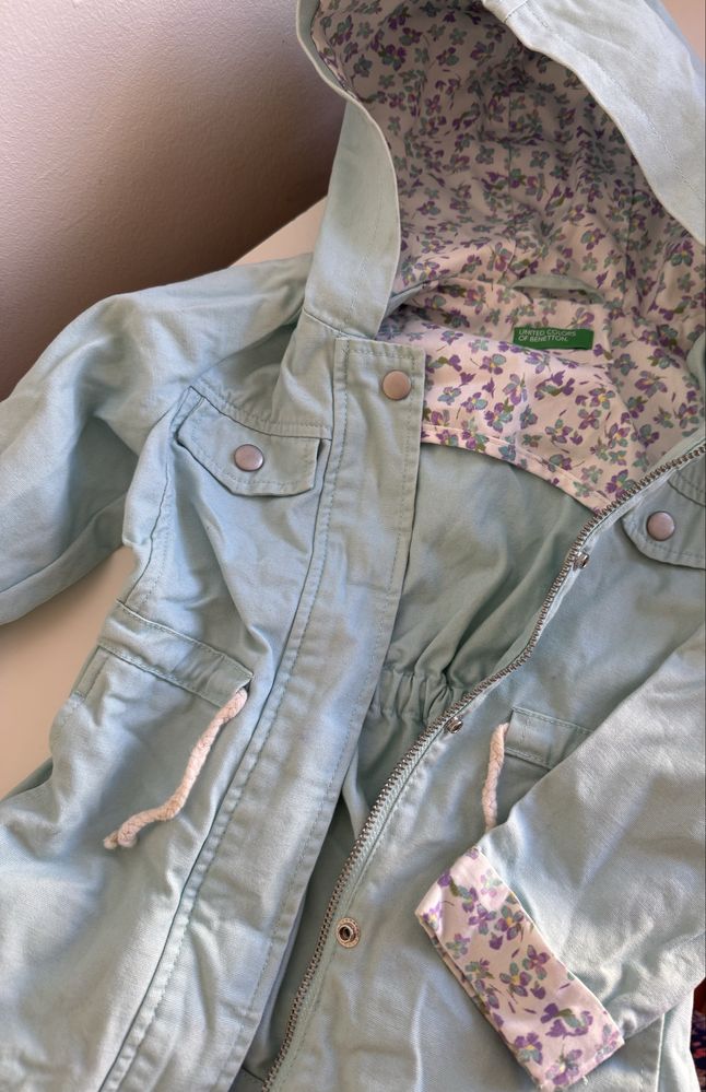 Casaco de capuz azul claro Benetton de menina