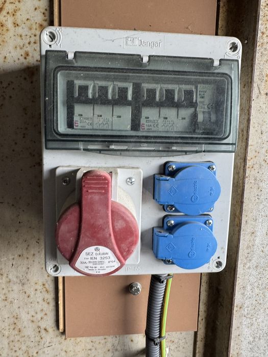 Skrzynka elektryczna budowlana