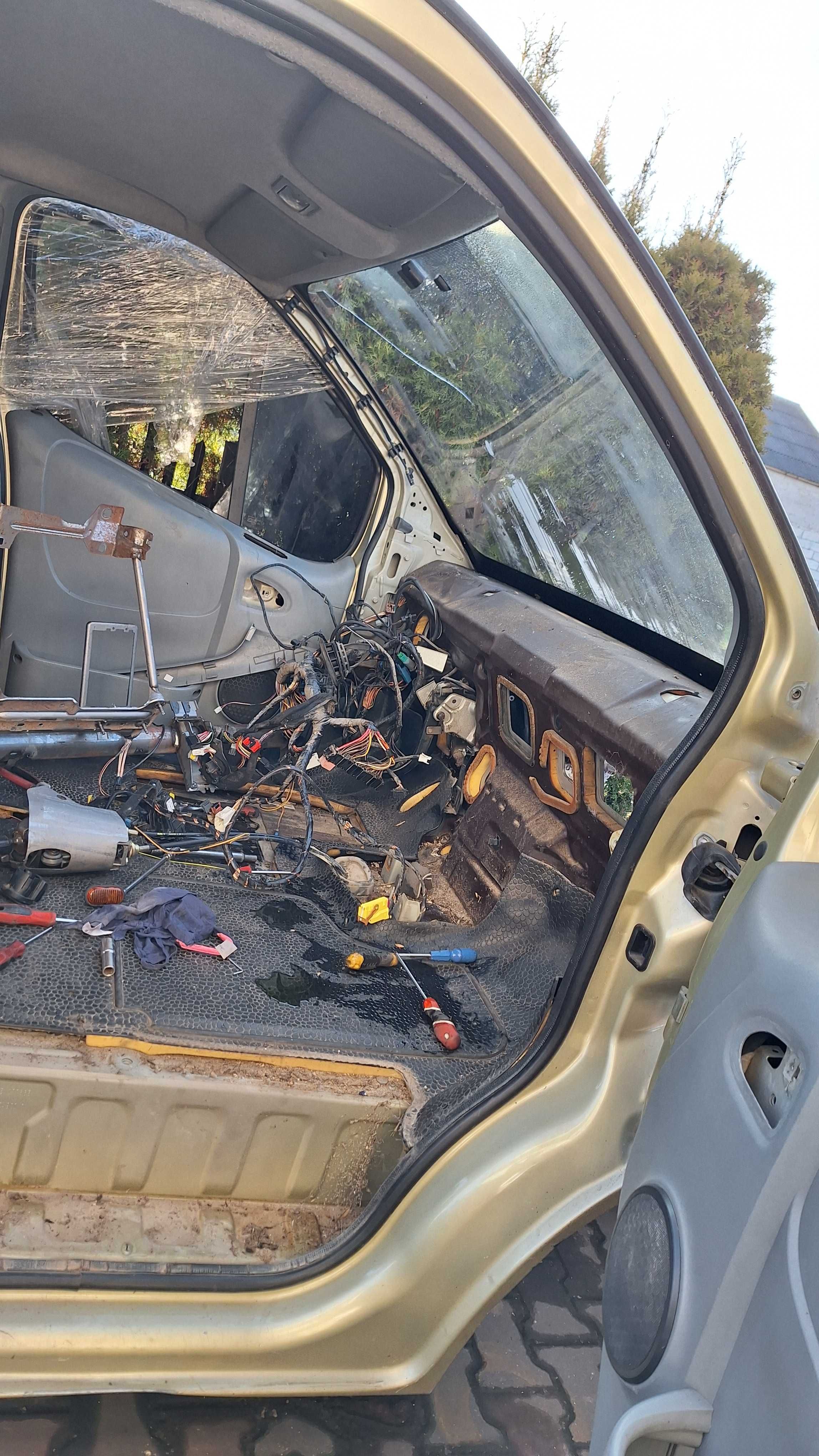 Trafic II, Vivaro uszczelka drzwi przednich L+P strona i przesuwnych