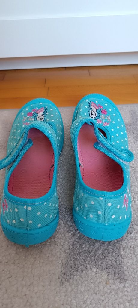 Kapcie MB, r. 35, buty po szkole, ciapki