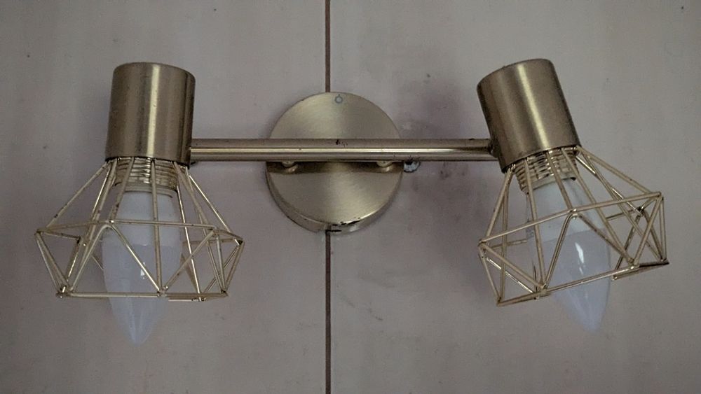 Złota lampa kinkiet na dwie żarówki