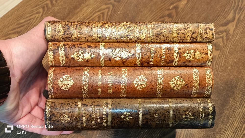 Kieliszki w ksiażce retro stare antyk