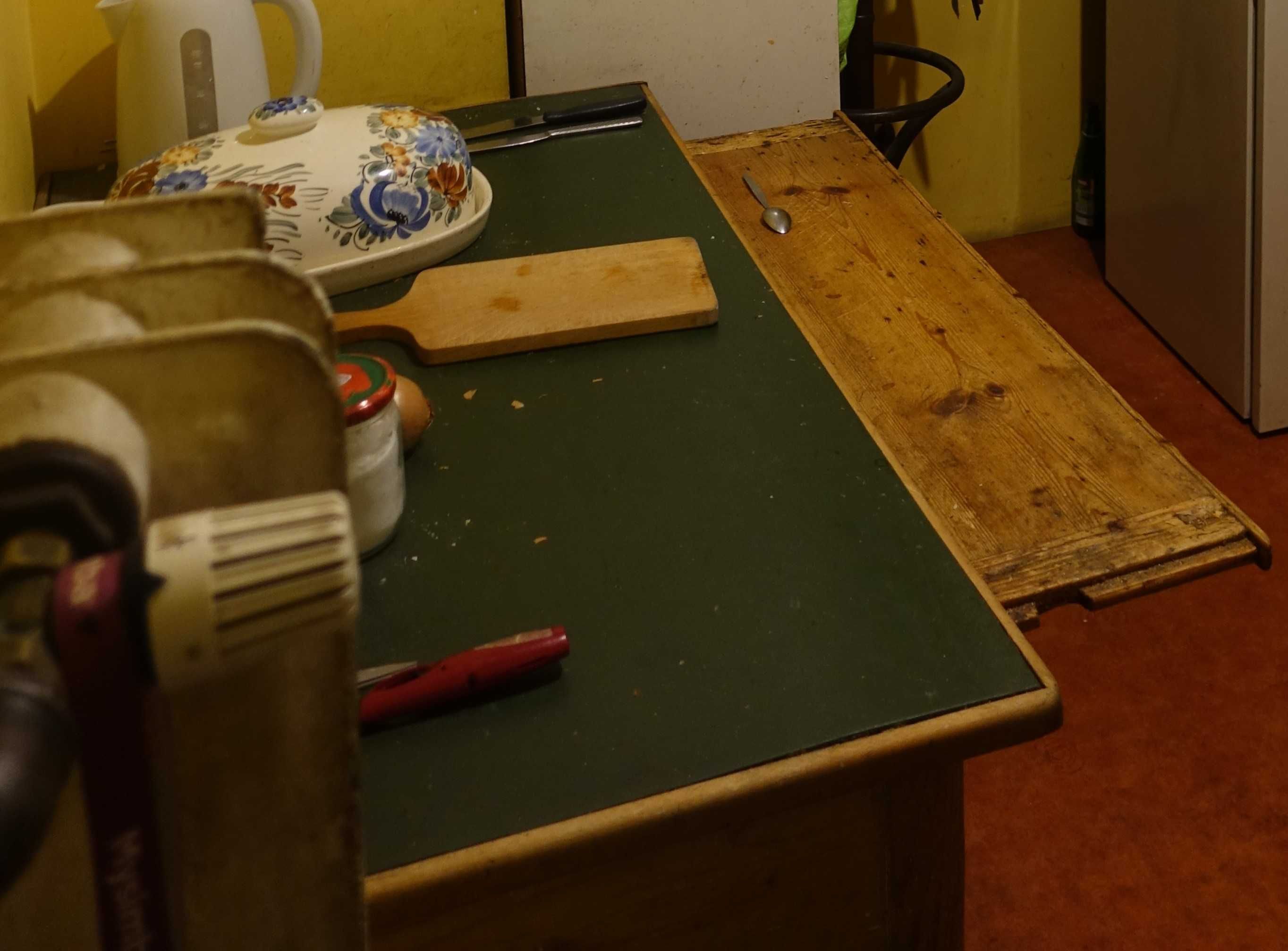 stół kuchenny z wysuwanym blatem i taborety PRL VINTAGE