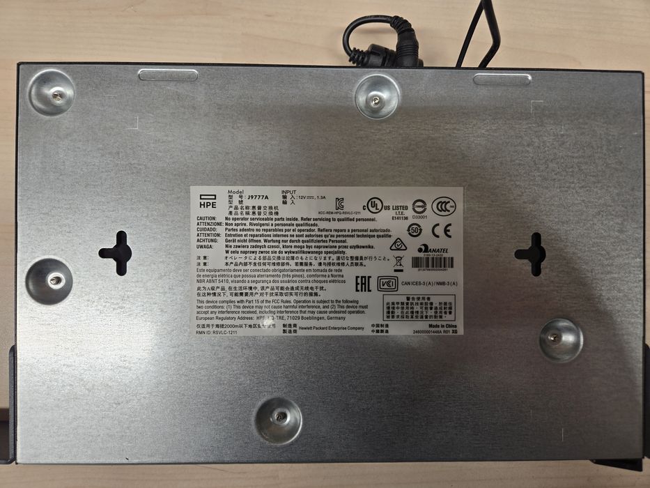 HPE ARUBA 2530-8G J9777A Switch z zasilaczem.