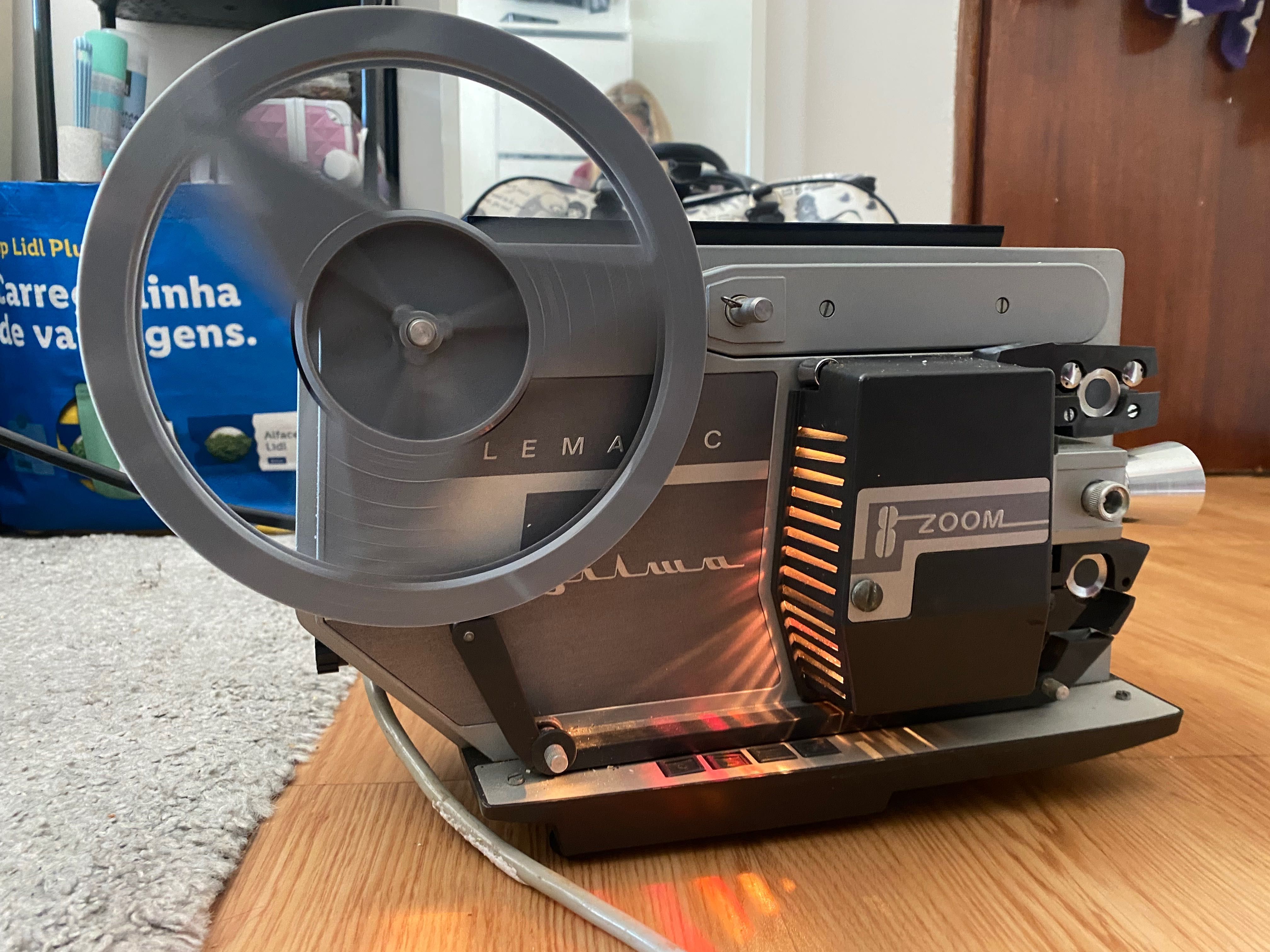 Máquina de projetar filmes de bobine