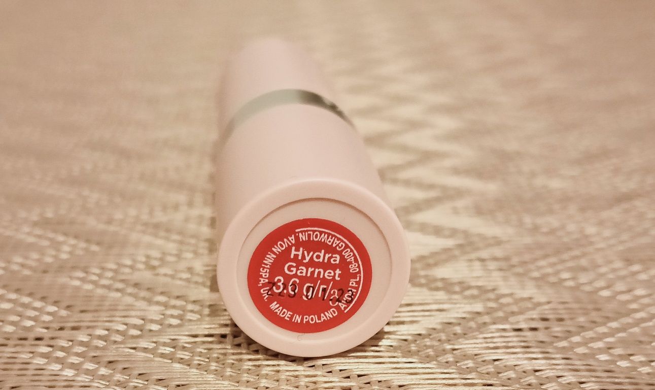 Avon Hydramatic matowa szminka z kwasem hialuronowym Hydra Garnet