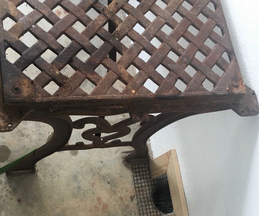 Mesa de ferro fundido antiga,lindíssima