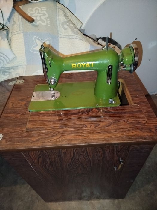 Máquina de costura royat com movel
