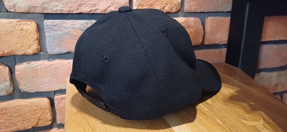 Czapka z daszkiem.