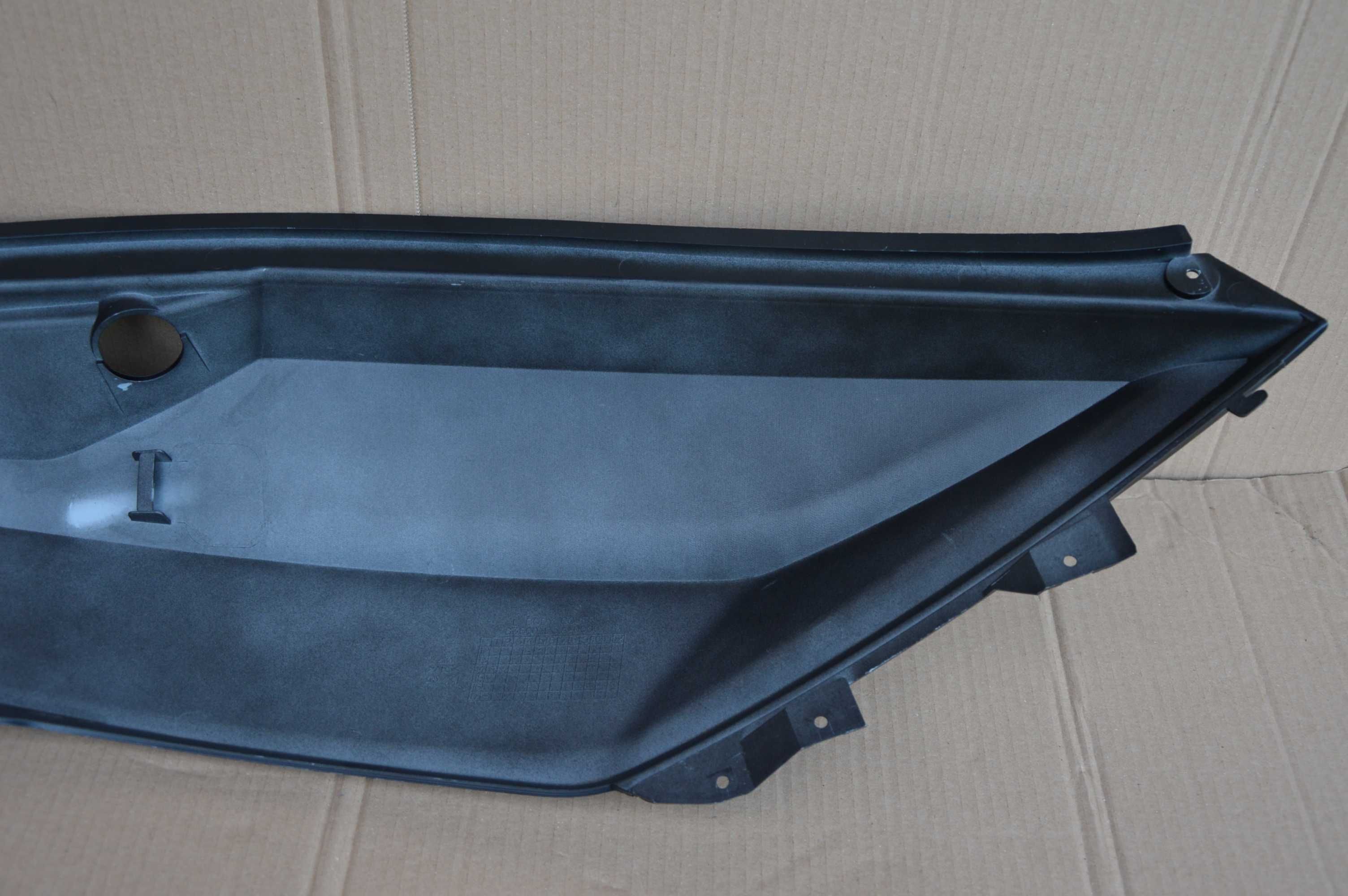SYM gts Joymax 125 -12r OWIEWKA lewa ogon zadupek emblemat
