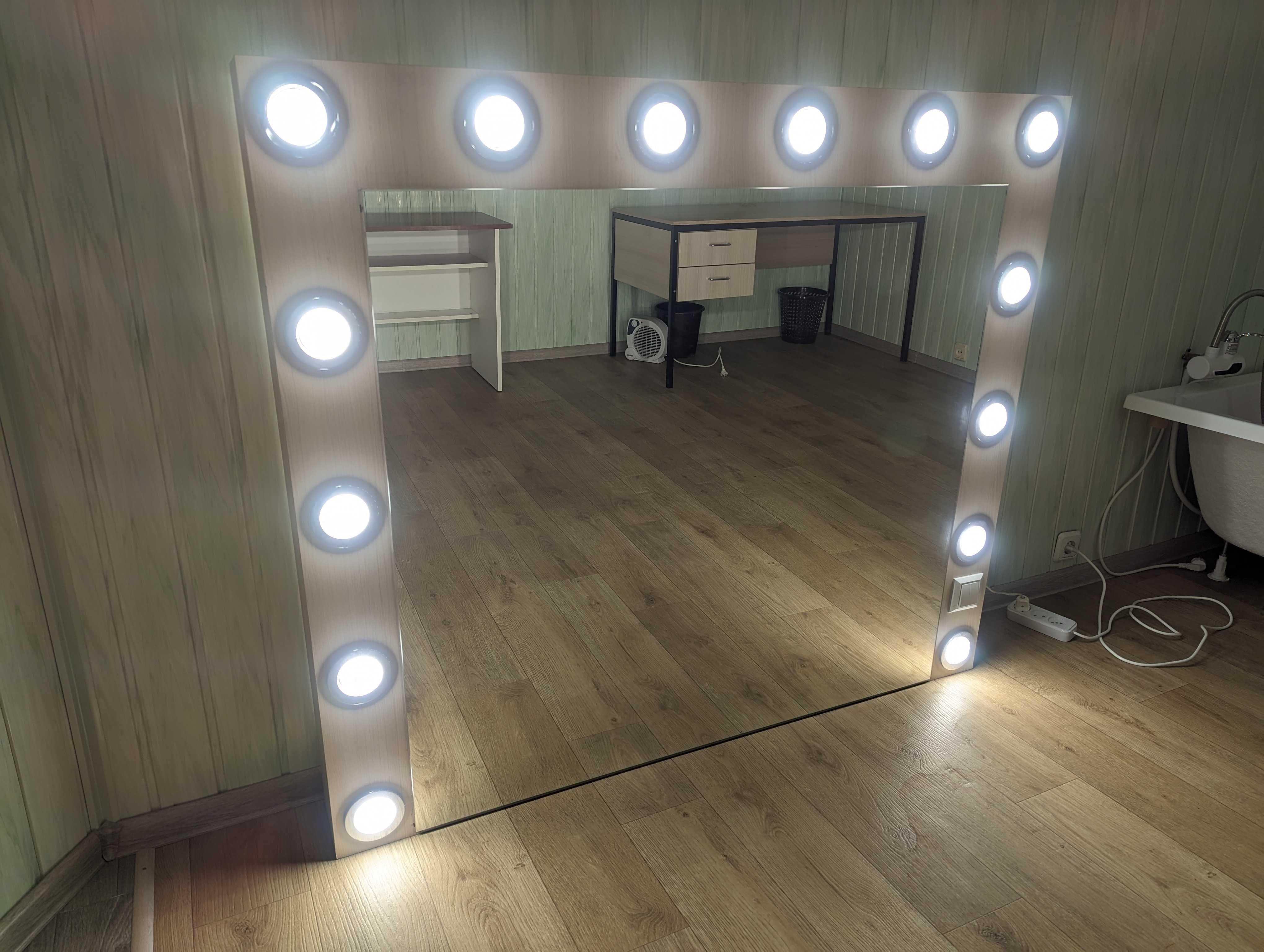 Зеркало с подсветкой для салона