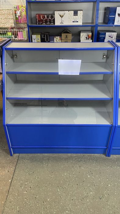 Торгова вітрина зі склом