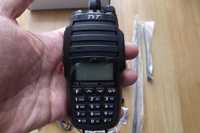 Rádio de comunicar portátil pequenino do tamanho da palma da mão.