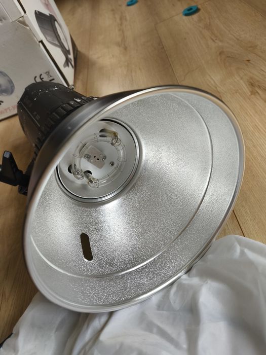 Lampa studyjna Quantuum PT-300