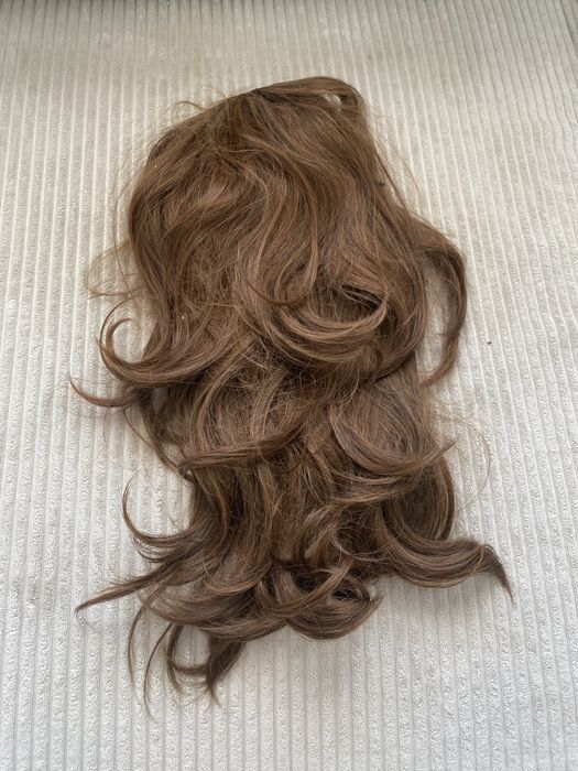 Doczepiana peruka włosy brązowe kręcone