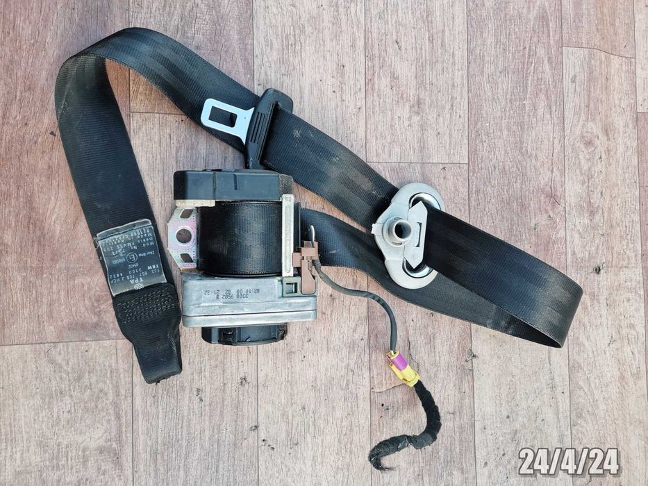 VW Golf IV 3D Pas bezpieczeństwa prawy przód PP